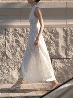 Vestido Midi em Renda Texturizada com Flores Acinturado – Carla