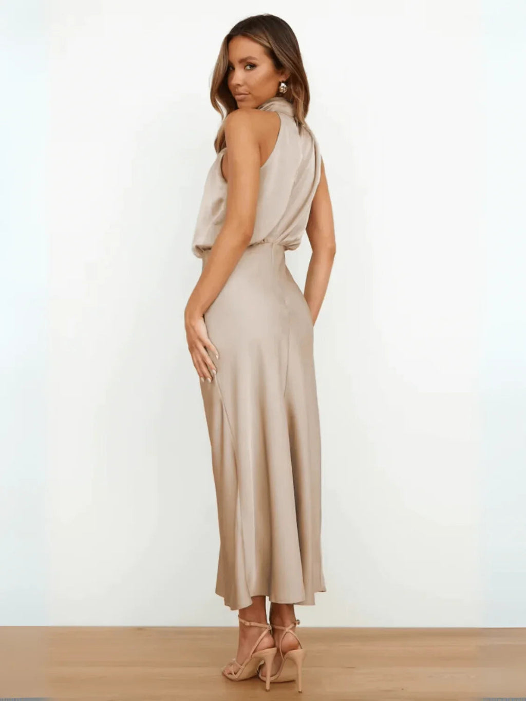 Vestido Midi Acetinado Acinturado com Gola Alta Drapeada Elegante – Ébano