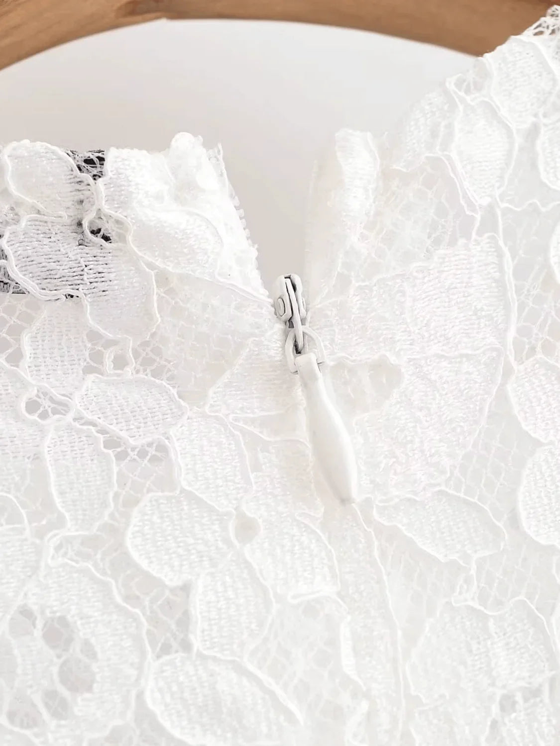 Vestido Midi em Renda Texturizada com Flores Acinturado – Carla
