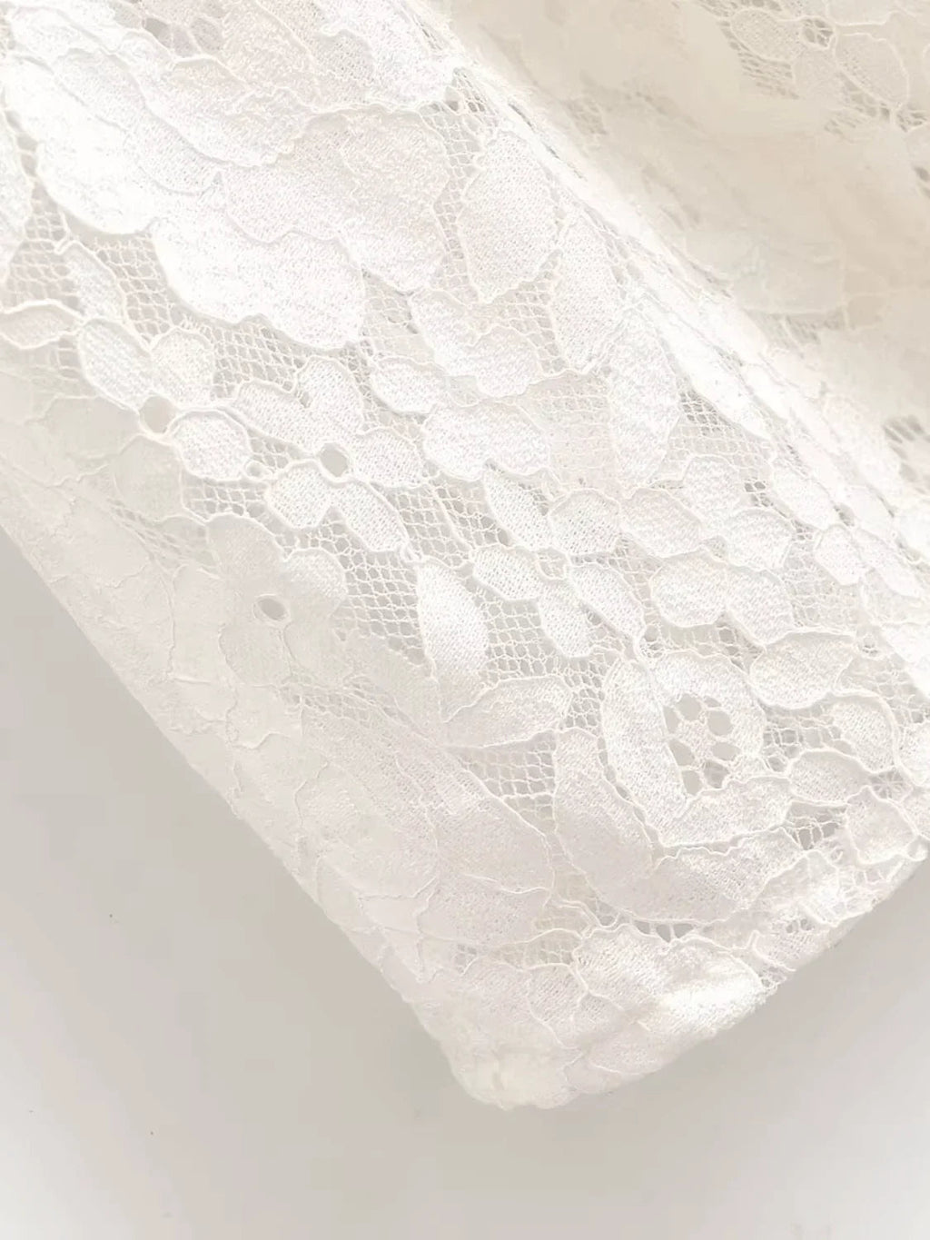 Vestido Midi em Renda Texturizada com Flores Acinturado – Carla